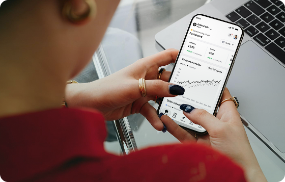 Restaurant operator reviewing the Tilvo dashboard on a phone